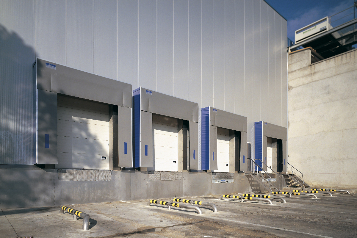 Barreras de alineación que facilitan el posicionamiento de los vehículos y minimizan sus impactos con la fachada.